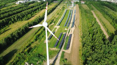 Yenilenebilir enerji rüzgar türbini ve güneş panellerinin hava görüntüsü