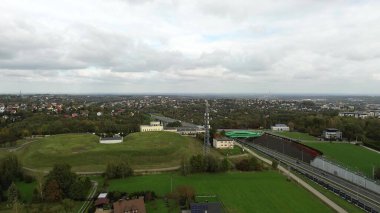 Geniş kırsaldaki telekomünikasyon kulesi