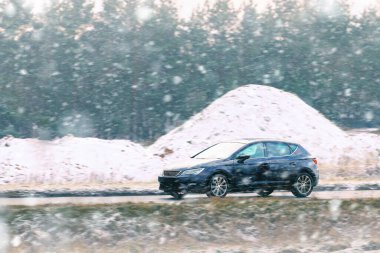 Soğuk karlı havada araba yolculuğu