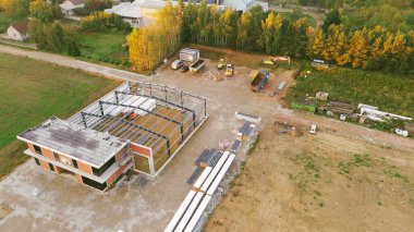 Şafakta ağır ekipmanlarla kırsal inşaat sahası