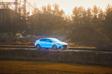 Çevre dostu otomobil dışarıda sürüyor.