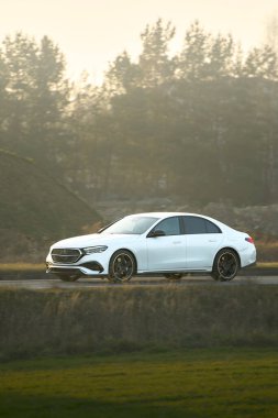 Huzurlu bir akşamda modern lüks araba