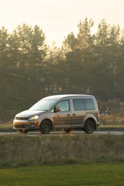 Modern minivanın yer aldığı kırsal yolculuk