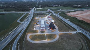 Endüstriyel bina ve araçların genel görünümü