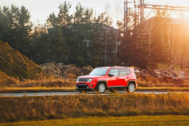 Küçük SUV açık hava macerası için hazır.