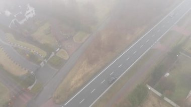 Beyaz araç kalın sisli havada seyahat ediyor.