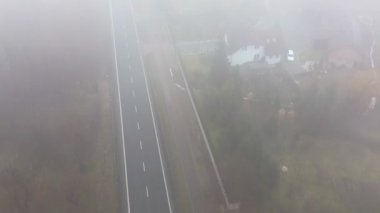 Sisli dağ yolunun dramatik hava manzarası