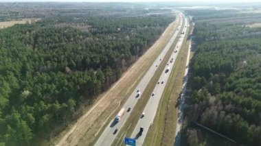 Yeşil ormanlık alanda yüksek hızlı yol