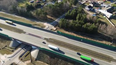 Arabalar ve kamyonlarla hızlı yol