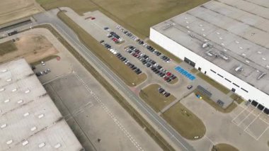 Açık otoparkın yüksek açılı görüntüsü.