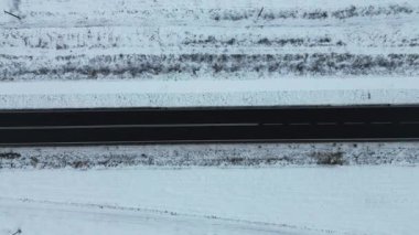 Araba soğuk bir kış otoyolunda ilerliyor.