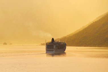 Altın günbatımı denizinde seyir gemisi