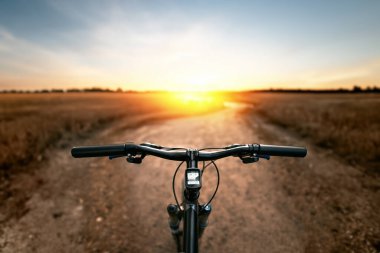 Doğada Günbatımı Macerası Bisiklet sürerken.