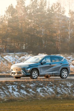 Yol koşullarından etkilenen metal araç