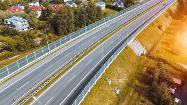 Araçlar Yol Kenarı Bariyerinde Hareket Ediyor