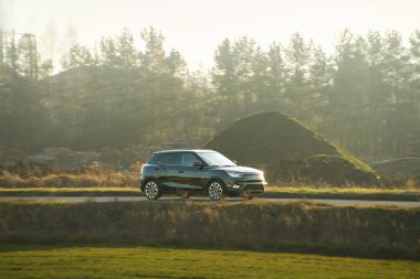 Manzaralı yolda araba sürüyor.