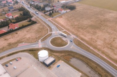 Yol ayrımındaki hızlı hareket eden araçların hava görüntüsü
