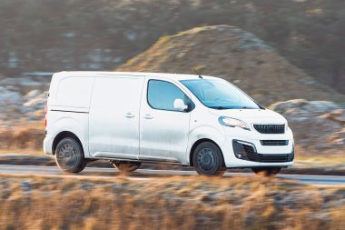 Taşra otoyolunda hızlı giden kurye minibüsü