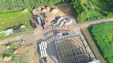 Gün batımında inşaat alanı yeni ticari gelişmeler sağlıyor.