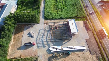 İşçiler güneşli bir günde ticari mülk inşa ediyorlar