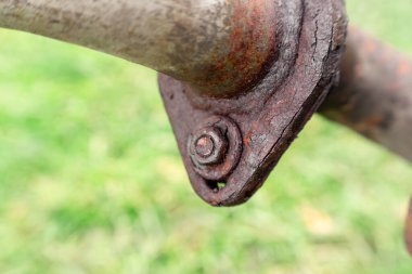 Metalik yüzeyde eski paslı cıvata