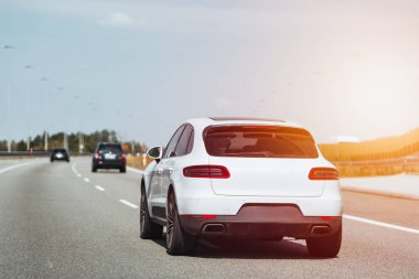 Beyaz araba boş bir otoyolda ilerliyor..