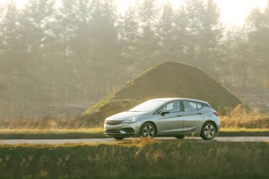 Güneşli kırsal yolda otomobil sürmek