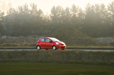 Huzurlu kır yolculuğunda hatchback