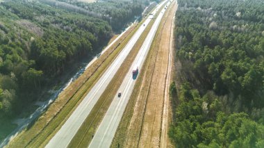 Hareket eden araçları olan modern otoyol