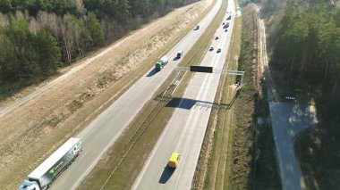 Drone görünümü yolun ormanı