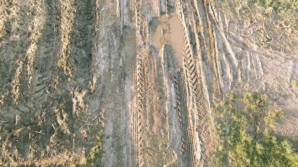 Şiddetli yağmurdan sonra çamurlu kırsal yol