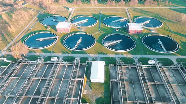 Atık su arıtma sistemindeki dairesel havzalar