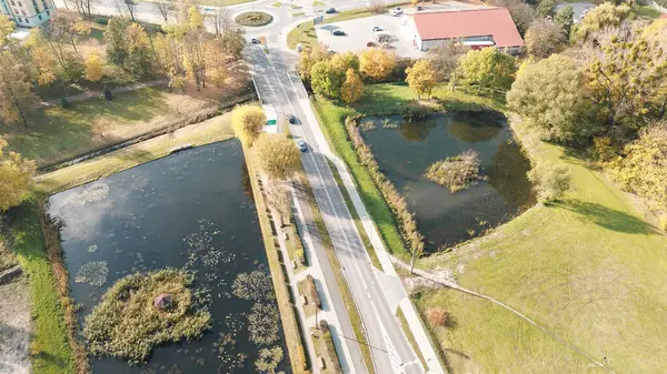 Göletleri ve yol sonbaharı olan kırsal altyapı