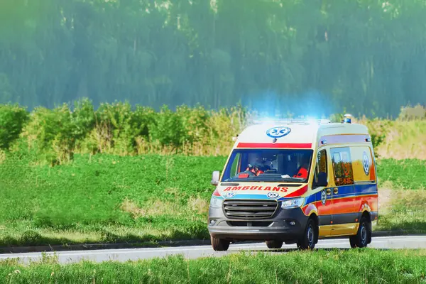 Kırsal kesimdeki acil durum aracı.