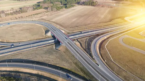 Aracı ve kamyonları olan İHA görüşlü otoyol üstgeçidi