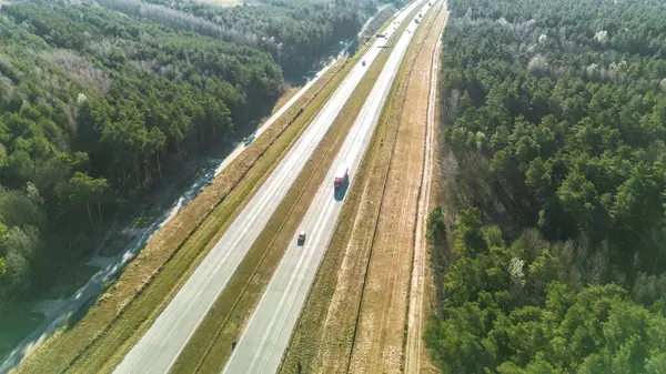 Hareket eden araçları olan modern otoyol