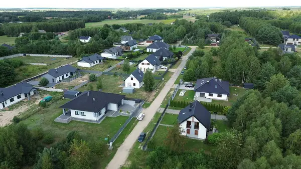 Yeşil ormandaki manzaralı ev ve bahçe.