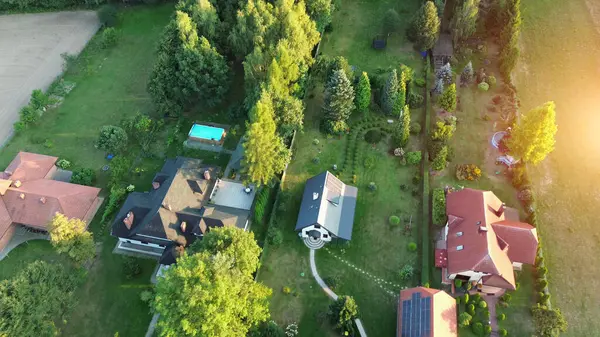 Bereketli orman manzarasında bahçesi olan bir ev..