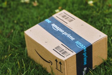 Amazon Prime parsel solda çimenli alanda 13.09.2024 Avrupa, Polonya