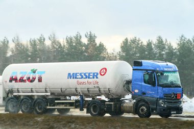 Endüstriyel gaz silindiri taşıyan mavi nakliye aracı Polonya, Avrupa 24.01.2025