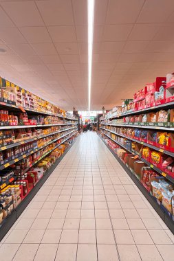Stoklanmış raflarla dolu süpermarket koridoru Biedronka mağazası Polonya, Avrupa 21.02.2025
