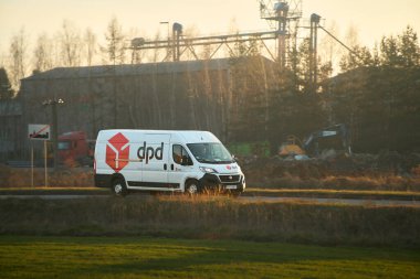 DPD minibüsü 02.01.2025 Polonya Avrupa ormanlık alanı kullanıyor.