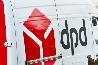 Kışın Avrupa, Polonya 'da DPD markalı lojistik aracı 27.01.2025