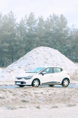 Modern elektrikli araba kış sahnesinde