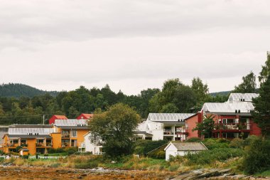 Şeffaf sera çatıları olan konut binaları