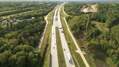 Orman araçlarla çevrili.