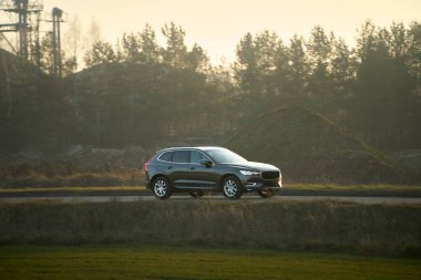 Manzaralı arazide şık bir araba yolculuğu.