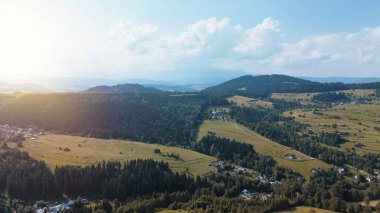 Yeşil tarlalar ve manzaralı dağ manzaralı küçük bir köy.