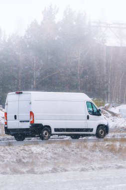 Kargo aracı kırsal bir karlı yolda.