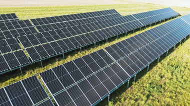 Güneşli bir günde yenilenebilir enerji üreten güneş panelleri